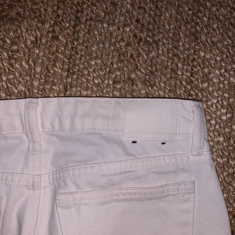 vita jeans från weekday i modellen arrow, lågmidjade😊jag är 164 lång, byxorna är endast använda fåtal gånger, köparen står för frakt!💗. Jeans & Byxor.