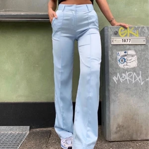 satin byxor - jättesnygga kostymbyxor från venderbys som tyvärr har blivit för små för mig. byxorna har en del utspridda mindre fläckar och en tråd som dragits upp, men det syns ej när de är på. nypris för 800kr, mitt pris 200kr. !första bilden är lånad!