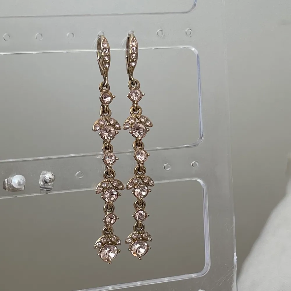 Givenchy örhängen köpta på Macys i New York för 980kr Aldrig använda🤍💌. Accessoarer.