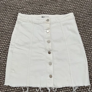 Gina Kjol storlek 38 - En somrig vit kjol som passar till allt. Jätte fint och passar hur bra som helst. Den är i storlek 38 och är köpt 2021. Köparen står för frakt💕