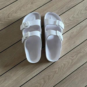 Tofflor  - Vita tofflor från SHEIN. Använda en gång ute.