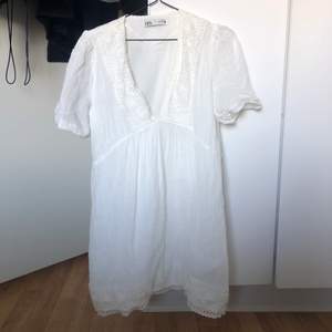 Vit klänning från zara som är så fin! Drömklänning till sommaren!❤️ 