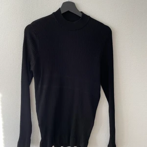 Fintröja från Zara - En svart fintröja från Zara i storlek M för herr. Priset är 200 kr men priset kan diskuteras vid snabb affär!