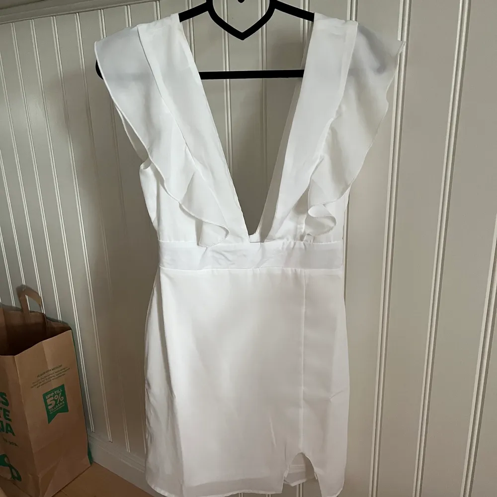 Jag säljer denna superfina oanvända klänningen från REVOLVE då jag valde mellan två klänningar till studenten. Ordinarie pris 829kr. Klänningen är i XS vilket även modellen har på sig😊 Pris kan även diskuteras. Mekot.