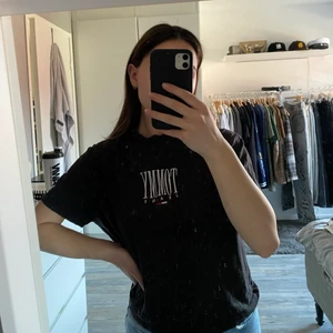 Svart t-shirt.  - En svart t-shirt från Tommy Jeans. Köpt på Nelly. 