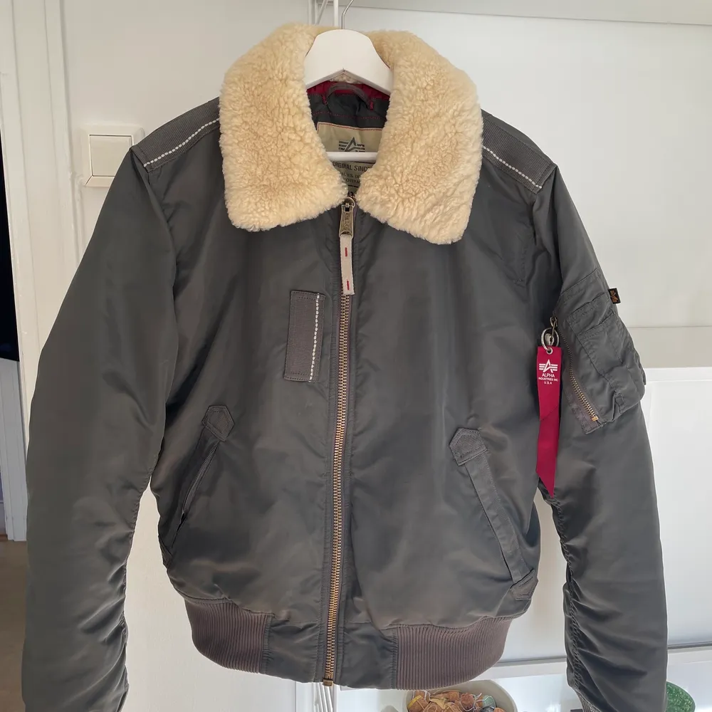 Säljer nu min bomberjacka med päls som är lite extra tjock, perfekt för tidig vår och höst! Storlek L men passar även M. Bra skick! Nypris omkring 2000kr.. Takit.
