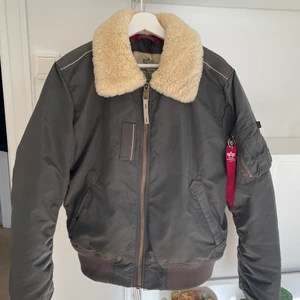 Alpha Industries bomberjacka  - Säljer nu min bomberjacka med päls som är lite extra tjock, perfekt för tidig vår och höst! Storlek L men passar även M. Bra skick! Nypris omkring 2000kr.