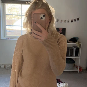 Stickad tröja, primark  - Säljer denna stickade tröjan då den ej kommer till användning! Använd fåtal gånger. 2xs, väldigt stor o storleken då den känns mer som en s! Jätte mysig, fin färg (beige) och pärlor vid axlar!