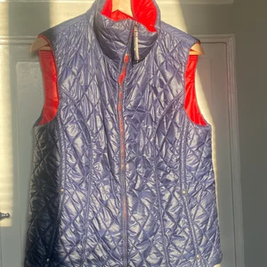 Marc cain Sports Väst - Säljer min fina Marc cain Sports väst som tyvärr inte används, nypris är Ca 3000kr. Den är i toppenskick o knappast använd. Den går att använda åt båda håll och är därför möjlig att ha i både röd och blå. Skulle gissa att den är 38/40 i storlek. Kan absolut tänka mig att förhandla på priset