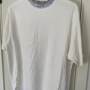 Acne Studios tshirt - Hej! Säljer här min jättefina t-shirt från Acne Studios! Som ni ser är skicket som nytt då den knappt är använd. Sitter som en vanlig medium, då den är rätt oversized som Acne brukar vara! Passar såklart tjejer också. Kolla min profil! Rensar massa Acne nu!! Hörs om det är nån fråga 🌻 