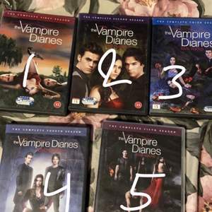 Säljer dom här 5 the vampire diaries serierna för har köpt hela albumet av dom filmerna.   Finns i sollentuna.  Tar emot Swish. Kan frakta.     10 kr st