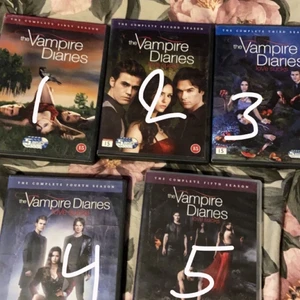 The vampire diaries  - Säljer dom här 5 the vampire diaries serierna för har köpt hela albumet av dom filmerna.   Finns i sollentuna.  Tar emot Swish. Kan frakta.     10 kr st