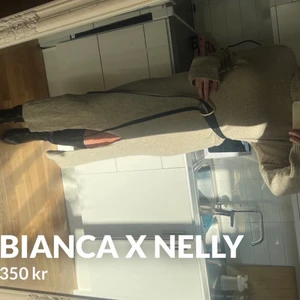 Stickad klänning från Bianca x Nelly  - Endast använd en gång, storlek XXS. Stor i storleken, slits vid benet 