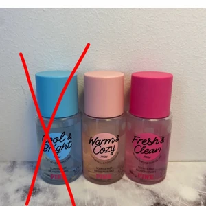 Pink body mists - Halvt fulla som ni ser på bilden, kostar 40kr/styck eller 70 för båda.