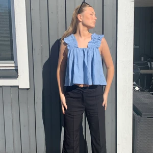 Söt sommar topp - En blå topp från Gina tricot. Strl S, dock lite större i storleken.😍😍 kan mötas upp på Öland eller Kalmar. 66 kr i frakt.