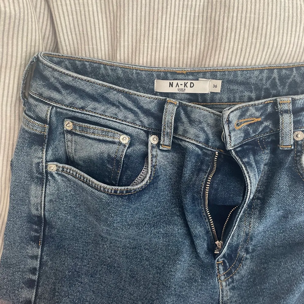 Bootcut jeans från NA-KD. Säljer då de inte kommer till användning men verkligen svinsnygga. Knappt använda. Finns fler bilder!! Strl 36 men passar mig som i vanliga fall har 38.. Jeans & Byxor.