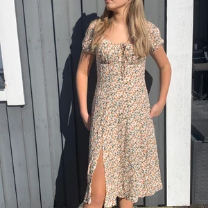 Väldigt fin blommig klänning - En fin lång sommar klänning 😍 säljer pga att den inte kommer till andvändning.❤️