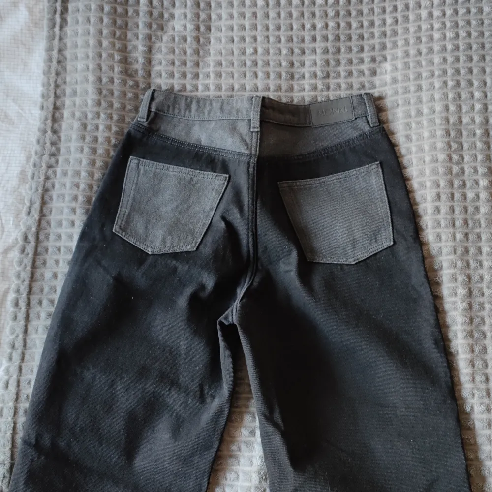 Kroppade jeans från Monki i grå och svart. Helt oanvända då det blev fel storlek och jag inte lämnade in dem i tid för retur.  Nypris 500kr, köpare står för frakt. . Jeans & Byxor.