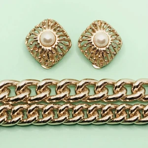 Clips-örhängen  - Vintage sassy begagnade örhängen på 2 cm, med vit pärla och guldfärg! 