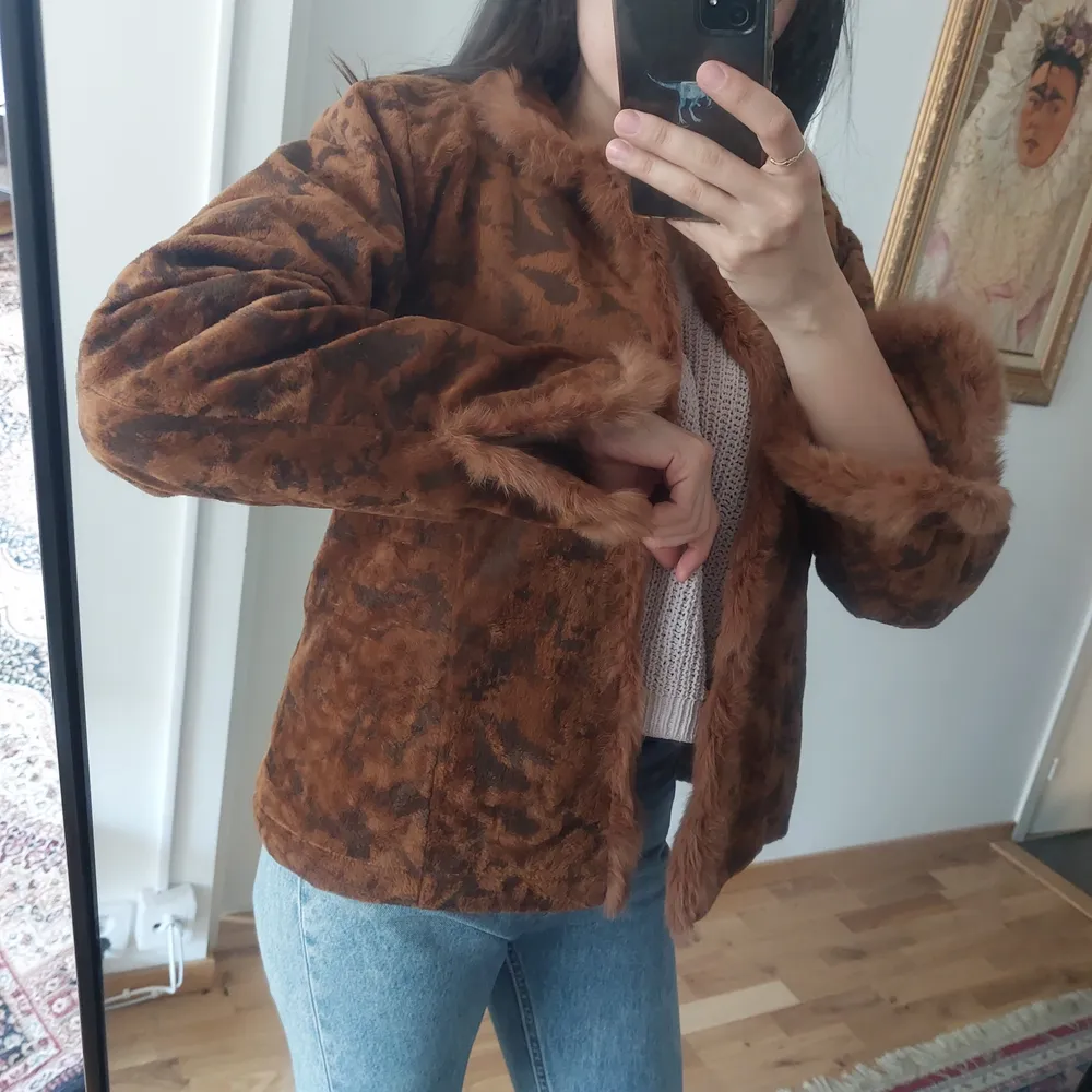 Vintage jacket with natural fur. Its in mint condition, not a single scratch or stain. . Jackor.