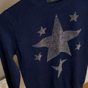 Långärmad mörkblå tröja med stjärnor. Helt ny köpte den utomlands på en marknad och tänkte kolla hur mycket jag skulle kunna få för den💙 jag tänker mig ungefär 150 plus frakt då den är köpt för 250. Den ska ha små cirklar i stjärnorna