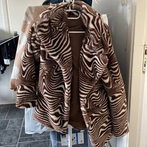 H&M coat  - Very nice coat and perfect for spring because they are not so warm. Wear it 1 time only. New price 300-399 kr i think. Im 150 CM tall