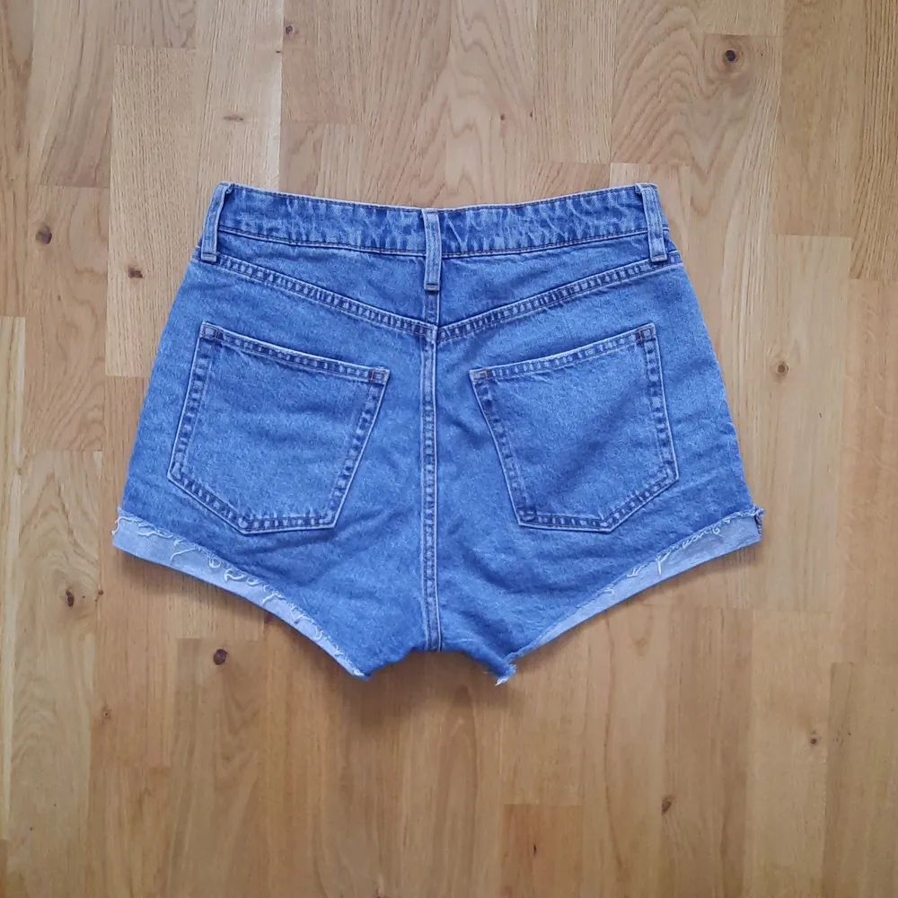 Ett par korta, högmidjade jeans shorts från H&M, I storlek 36. Det är knappar och ingen dragkedja. Köpta på H&M för länge sedan, men i bra skick. De säljes då de inte används längre. Pris: 30kr + frakt. Shorts.