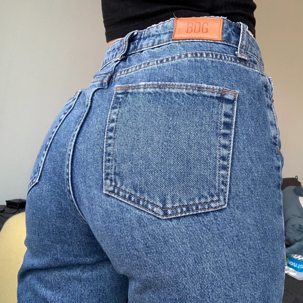 Mom jeans i ostretchigt material. Sitter croppat på mig som är 165. Köpare betalar frakt. Jeans & Byxor.