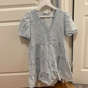 Zara klänning  - Säljer min jätte fin blå  Zara klänning i linne för den är Förstor för mig. Storlek s och är i bra skick mer bilder kan man få om man skriver till mig.