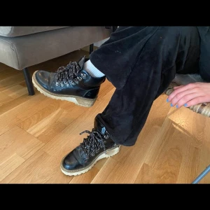 Kängor - Veganläder, Svarta kängor i storlek 38, orginalpris: 500.                      nytt: 200💕