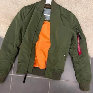 Alpha industries jacka xs  - Jättefint skick på jackan storlek xs 