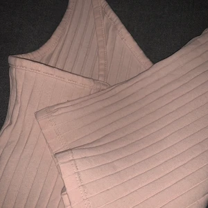 Rosa linne - Rosa, v-ringat linne! Använd få gånger för inte min stil och lite stort! Storlek S-M, kostar 50kr