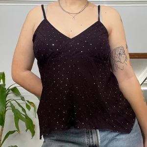 Festlig topp - Lila topp med paljetter-ish, köpt secondhand, mycket bra skick 💜🎉