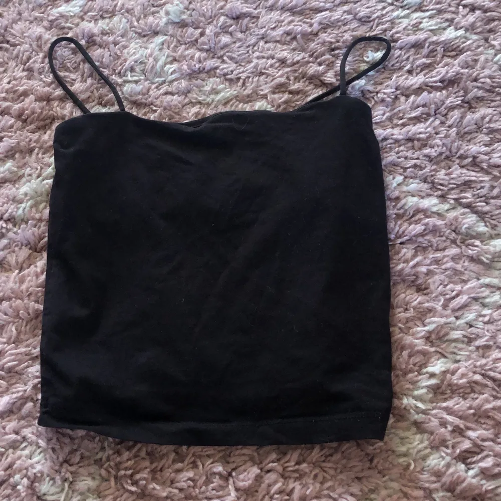 Säljer detta svarta basic linnet från Gina Tricot i storlek S. Fint skick och säljes då det inte kommer till användning! 100 inklusive frakten . Toppar.