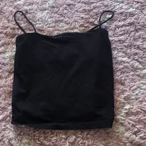 Säljer detta svarta basic linnet från Gina Tricot i storlek S. Fint skick och säljes då det inte kommer till användning! 100 inklusive frakten 