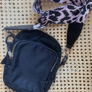 Väska - Cool väska från Monki med axelband från accent. 