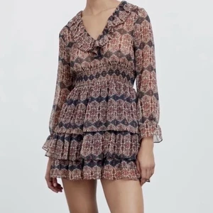 Zara klänning  - Super snygg och populär klänning från Zara!🤩 Aldrig använd, lappen är kvar. Om många är intresserade startas budgivning🥰 Fraktar endast. Vid andra frågor skicka pm!