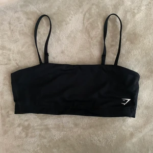 Gymshark training bandeau - (Andra bilden lånad) säljer denna superfina sportbhn som tyvärr aldrig kom till användning pga för liten. Strl M men sitter mer som S! Nypris 250:-. Köparen står för frakten!