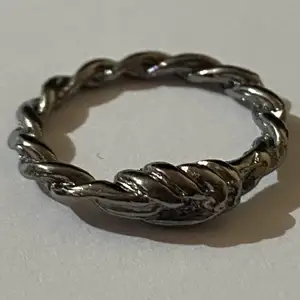 Silverring i form av en knut.