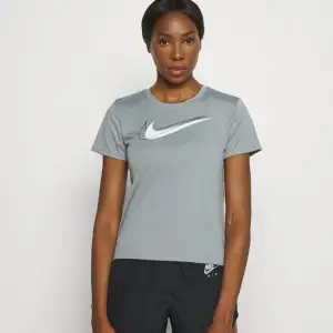 Mintgrön tröja från Nike, aldrig använd så den är i väldigt bra skick! Står M men passar mer S🥰 nypris: 399
