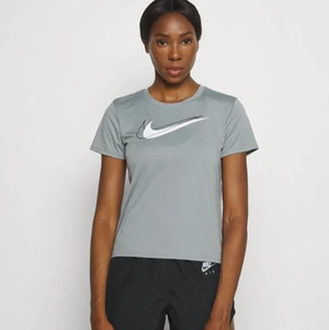Nike t-shirt - Mintgrön tröja från Nike, aldrig använd så den är i väldigt bra skick! Står M men passar mer S🥰 nypris: 399