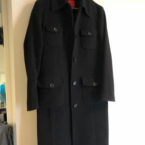 ESPRIT ullkappa  - Väldigt fin pråper ullkappa. Mkt fint skick. Svart. Lång modell. Stlk 38. Nyskick. Säljes billigt för 399 kr. Kan skickas med Skenker-100kr