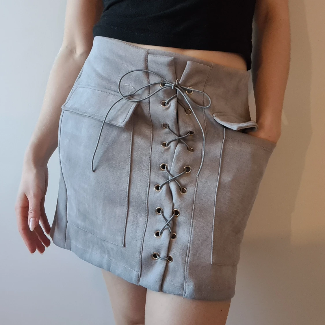 Ljusgrå kjol med snörning & fickor - 90