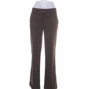 Lågmidjadd kostymbyxor - Jättefina bruna lågmidjadd kostymbyxor från hm strl 36! Ser precis ut som på bild och passar i längden på någon som är 167-174 ish!💖💖💖