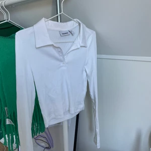 Vit topp från Weekday  - Fin topp från Weekday! Aldrig använd och i perfekt skick:) hör av er vid intresse eller vi frågor!