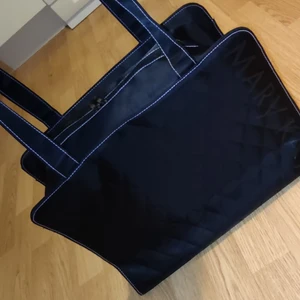 Mary Kay väska - Väska från Mary Kay i inprencip nyskick, massvis med fack för sortering. Lite smutsig på undersidan då jag råkade sätta ner den på golvet i trappuppgången 💔men det borde gå bort om man bara tar en vårtservett, ska försöka göra det när jag kommer hem☺️den har även en liten fläck vid den näst sista bokstaven. Öppnas upp riktigt bra så man ser allt i väskan. Priset är + frakt. Går att få lite billigare vid snabb affär