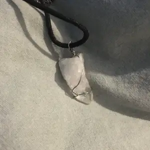 ett halsband med ett hänge som jag gjort själv med bergskristall. 