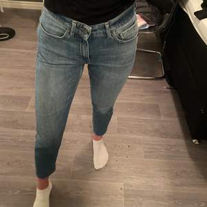 Tiger Of Sweden jeans i storlek xs/s. Använda men ändå i bra skick utan defekter. 💓  Hör av dig för fler bilder.                       Köparen står för frakten 