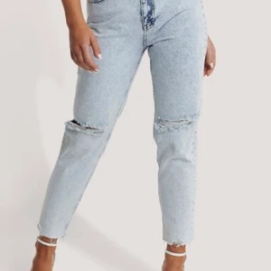 NA-KD High Waist Jeans strl 36  - Stentvättade super coola High Waist jeans med Ripped Knee och fransade benslut. Super snygga nu till sommaren! Obs lånad bild från NA-KD pga för små i storlek. Alltså helt nya och oanvända! 