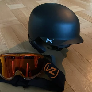 Skidhjälm inkl skidglasögon  - En mycket snygg och skö skidhjälm i bra skick.